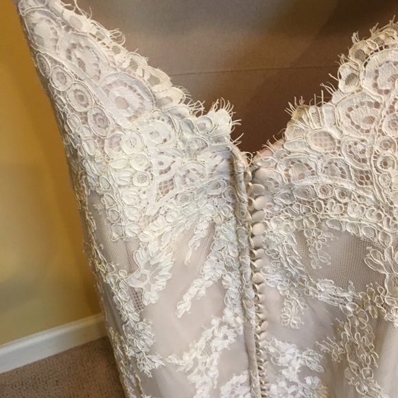 Wedding gown - Picture 6 of 7